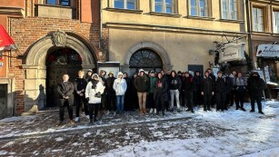 zdjęcie grupowe uczniów przed wejściem do Muzeum A. Mickiewicza w Warszawie