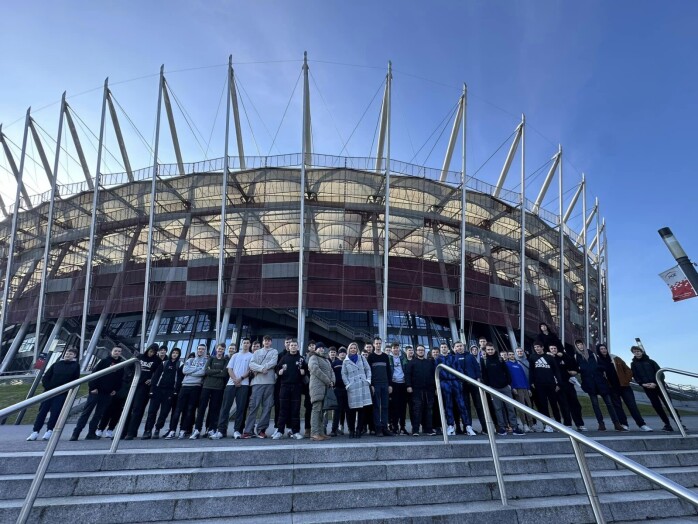 uczniowie z opiekunami na tle Stadionu Narodowego w Warszawie