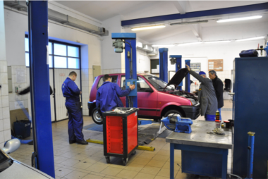 uczniowie ZSS naprawiają samochodów na stanowisku w warsztatach