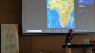 na zdjęciu Pani Martyna Zaremba, która wprowadza uczestników spotkania w tematykę misji prowadzonych przez Salezjański Wolontariat Misyjny, w tle wyświetlone zdjęcie prezentujące mapę fizyczną Afryki.