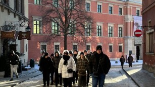 spacer uczniów klasy 4a i 4c po zimowej scenerii ulicy w Warszawie, w tle zabytkowe budynki