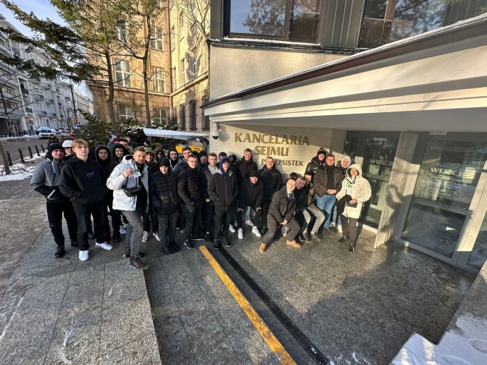 grupa uczniów ZSS przed wejściem do Kancelarii Sejmu, biura przepustek