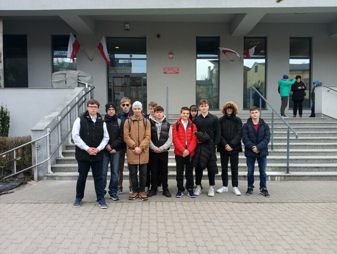 Uczniowie klas 1D oraz 2C przed siedzibą IPN Oddział w Lublinie