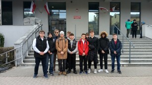 Uczniowie klas 1D oraz 2C przed siedzibą IPN Oddział w Lublinie