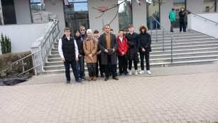 Uczniowie klas 1D oraz 2C pod opieką Pana Rafała Szewczyka przy siedzibie IPN Oddział w Lublinie.