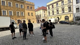uczniowie na terenie Starego Miasta w Lublinie