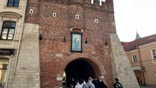 uczniowie wchodza do Bramy Krakowskiej w Lublinie