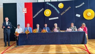 przewodniczący Samorządu Uczniowskiego podsumowuje rok szkolny, za stołem Kierownictwo Szkoły