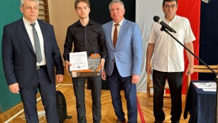 Absolwent ZSS odbiera nagrodę kierownictwa Warsztatów Szkolnych ZSS