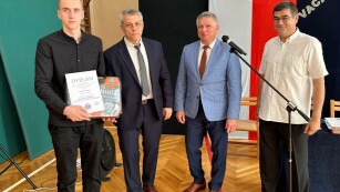 Absolwent ZSS odbiera nagrodę kierownictwa Warsztatów Szkolnych ZSS